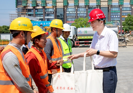 JT20220920省總工會(huì)慰問01_副本.jpg JT20220920省總工會(huì)慰問01_副本.jpg