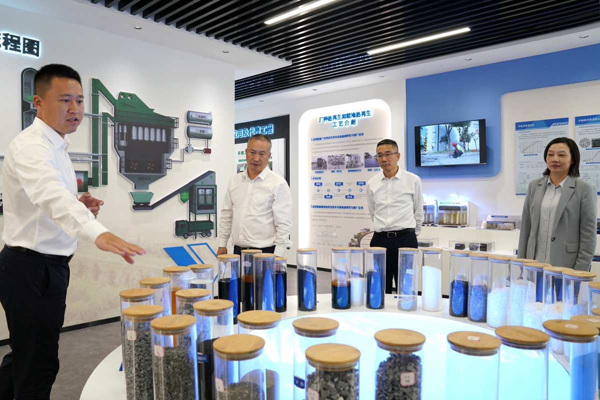 20241009市國資委黨委書記、主任陳文榮參觀杭州灣綠色養(yǎng)護(hù)公司展廳，右起李利、柏衛(wèi)東、陳文榮（李阿梅 攝）.jpg